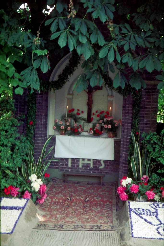 Heiligenhäuschen auf dem Friedhof 